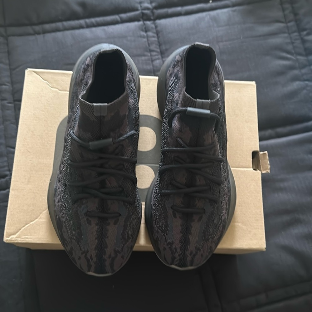 Authentic Yeezys mens sz 9